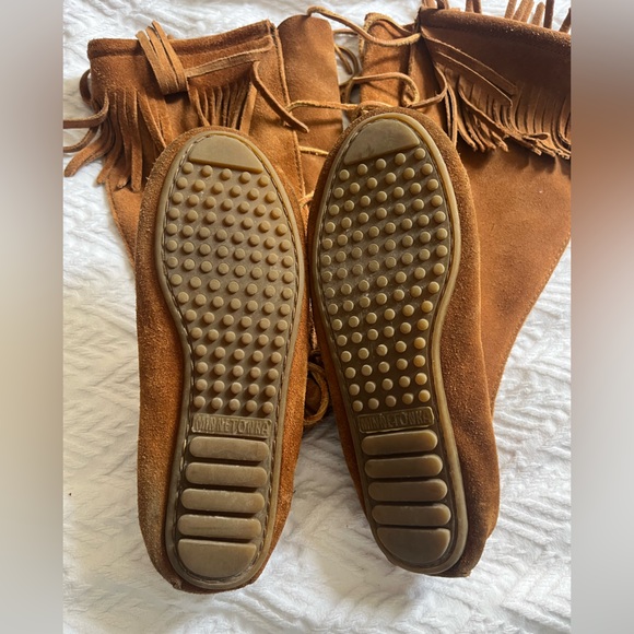 Minnetonka women’s front lace knee high boots - brown - size 6 - suede - Picture 3 of 8